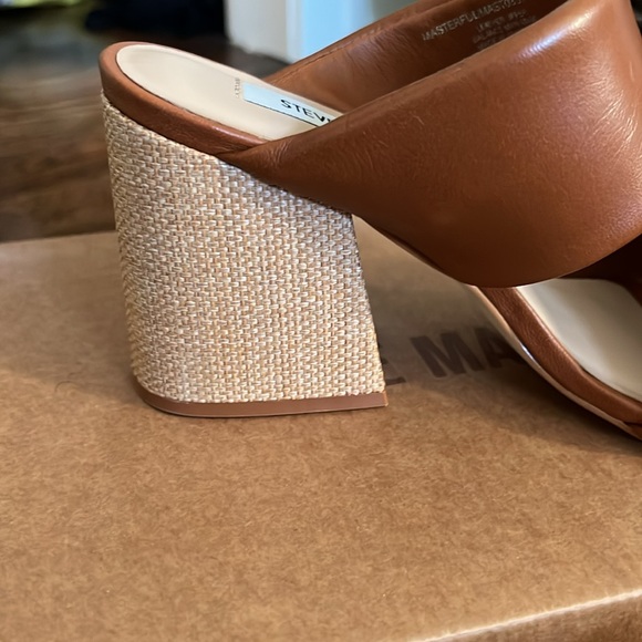 NWT. Steve Madden block heel with leather cushioned straps - Picture 3 of 4